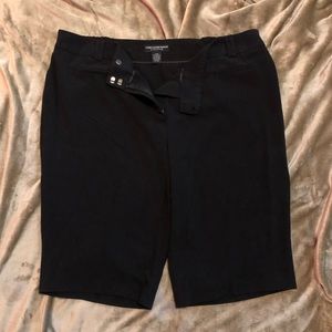 Larry Levine Woman Stretch Black capris - Size 22W
